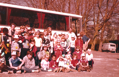 863204 Groepsportret van Wijk C-kinderen met begeleiders bij een touringcar, tijdens een uitstapje naar het pretpark ...